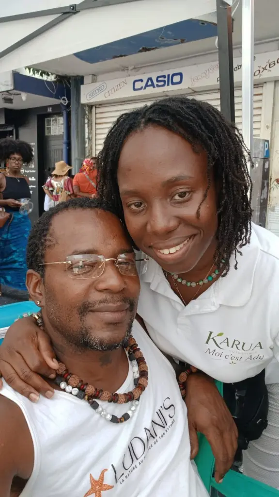 Les deux fondateurs de Kalucare, en polo Karua Cosmetique et tee-shirt Ludani's Care, sur un marche en Guadeloupe
