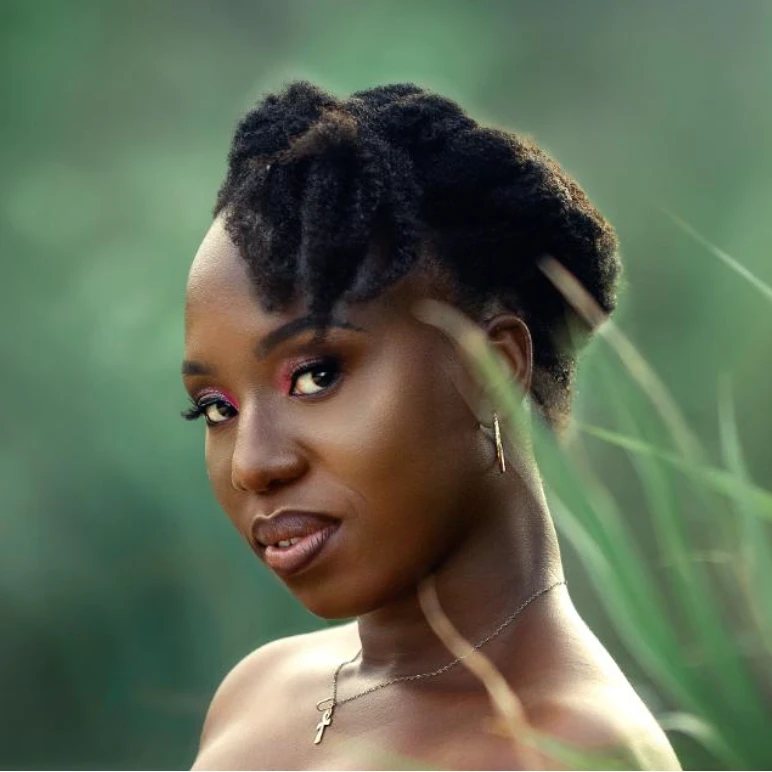 Jeune femme portant une coiffure protectrice sur cheveux crepus, en pleine nature